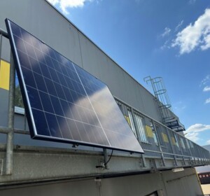 ☀️ Hyundai Zonnepaneel Balkonsysteem (Plug & Play) 🏡⚡ - Energiehuischeck.nl: Bespaar Tot 30% op Uw Energieverbruik - Energiehuischeck.nl
